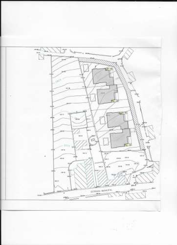 Lote de terreno com projecto aprovado para 2 Moradias,
Moradias V4 com com 340m2, rés do chão e primeiro andar.