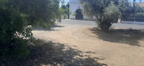 Terreno para construção 800m, pode ser 2 geminadas e 2 moradias individuais