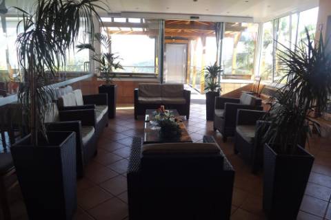 Paradisiaco hotel rural em Sáo Brás de Alportel, localizado no topo de uma colina com vista mar