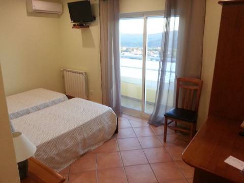 Paradisiaco hotel rural em Sáo Brás de Alportel, localizado no topo de uma colina com vista mar