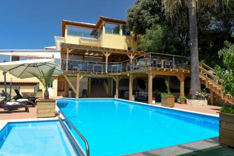 Paradisiaco hotel rural em Sáo Brás de Alportel, localizado no topo de uma colina com vista mar