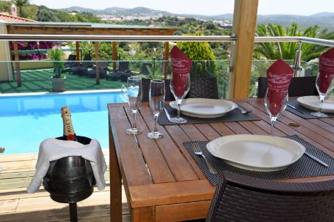 Paradisiaco hotel rural em Sáo Brás de Alportel, localizado no topo de uma colina com vista mar