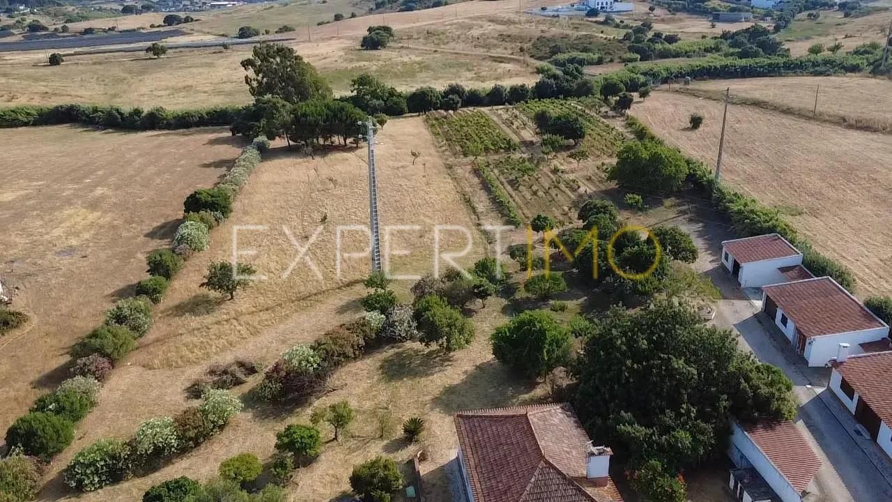 Moradia de 100 m² com 5 divisões, logradouro de 490 m², casa urbana com 50 m² e terreno projeto 13 moradias – Carregado