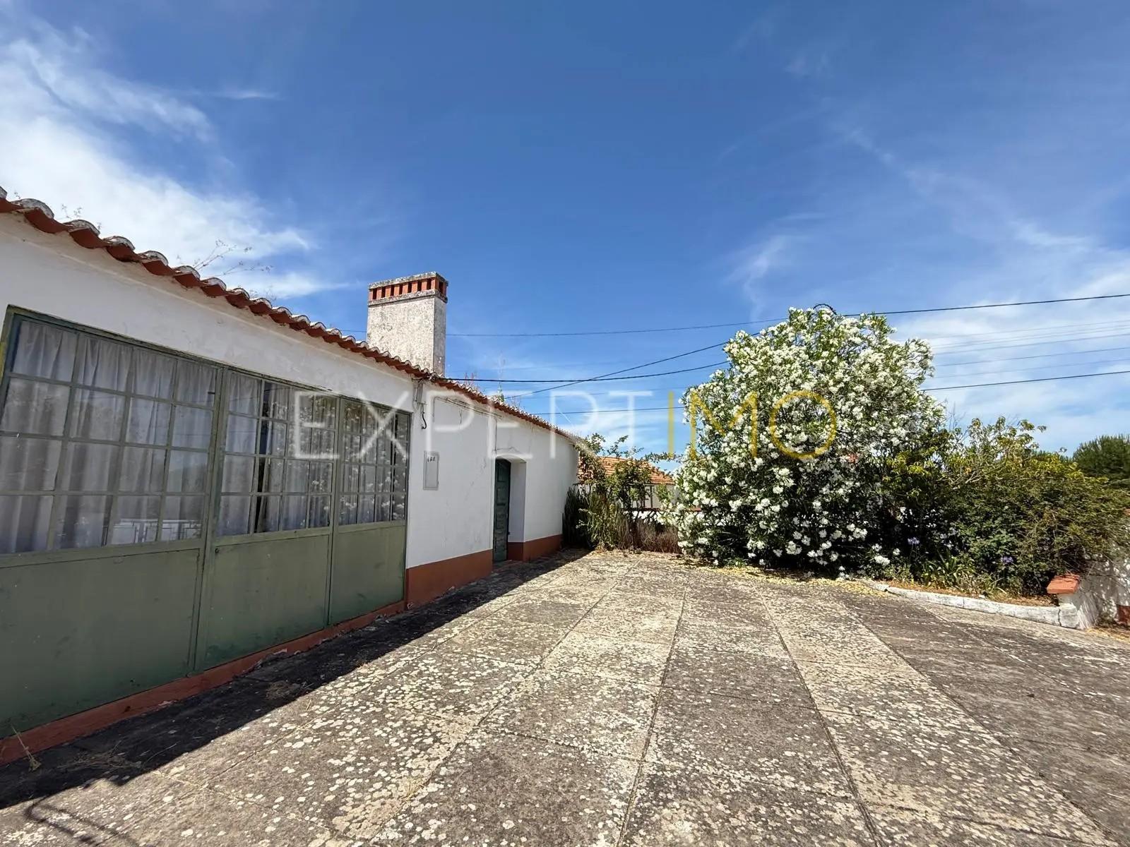 Moradia de 100 m² com 5 divisões, logradouro de 490 m², casa urbana com 50 m² e terreno projeto 13 moradias – Carregado