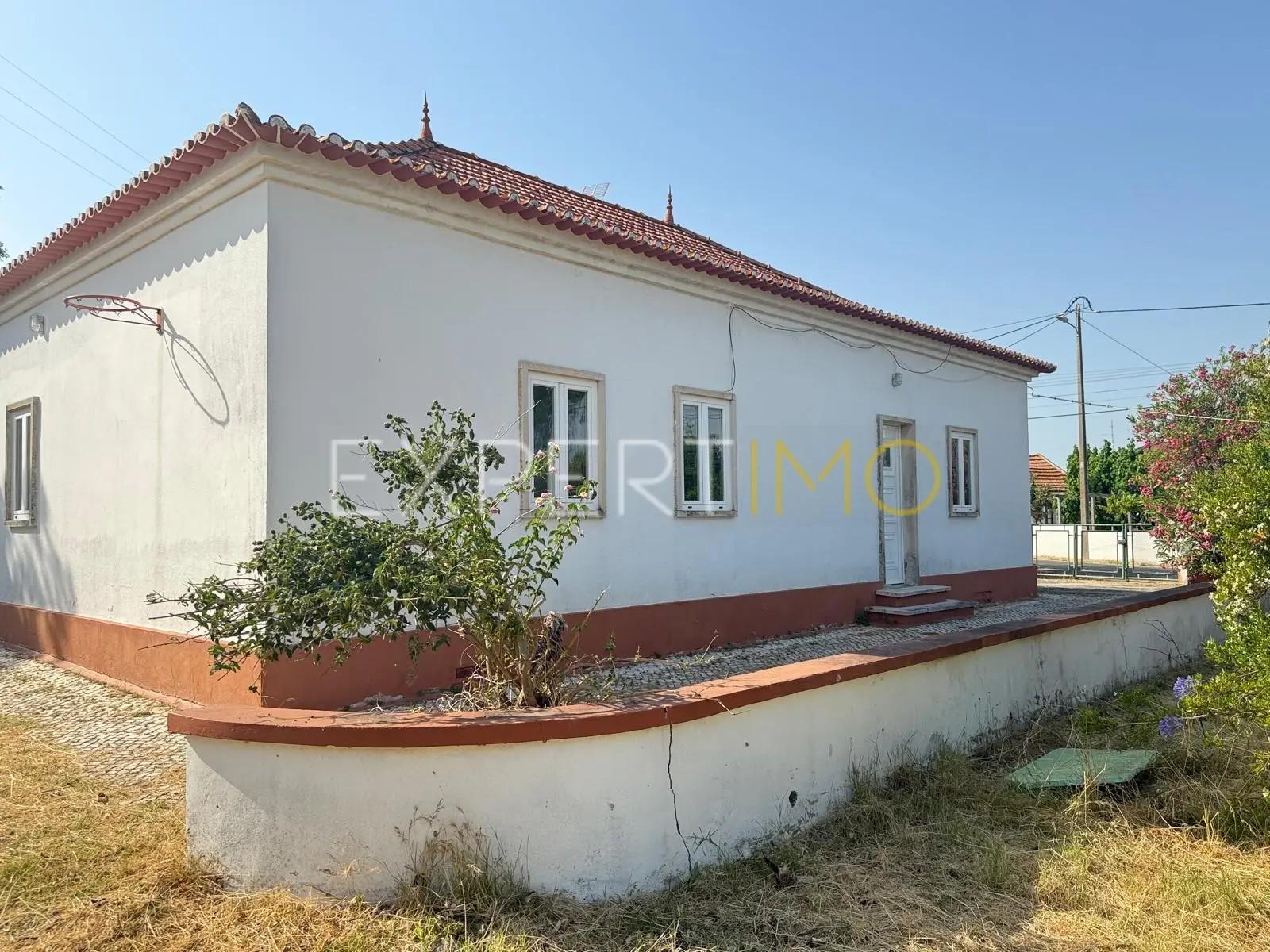 Moradia de 100 m² com 5 divisões, logradouro de 490 m², casa urbana com 50 m² e terreno projeto 13 moradias – Carregado