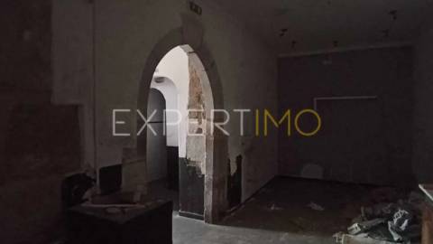 Prédio com estabelecimento comercial + T2+1