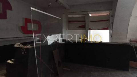 Prédio com estabelecimento comercial + T2+1