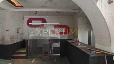 Prédio com estabelecimento comercial + T2+1