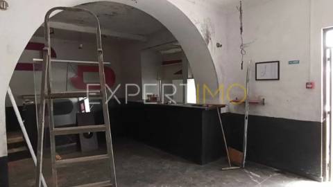 Prédio com estabelecimento comercial + T2+1