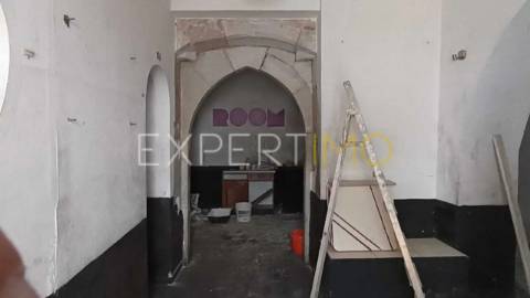 Prédio com estabelecimento comercial + T2+1