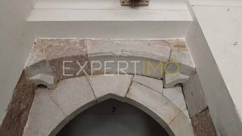 Prédio com estabelecimento comercial + T2+1