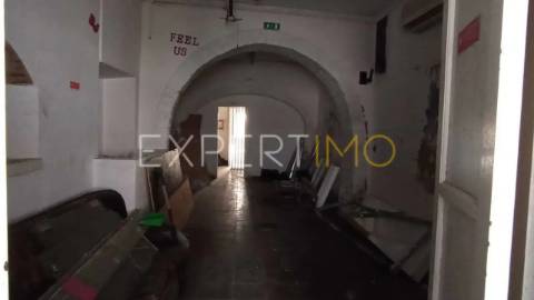 Prédio com estabelecimento comercial + T2+1