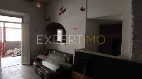 Prédio com estabelecimento comercial + T2+1