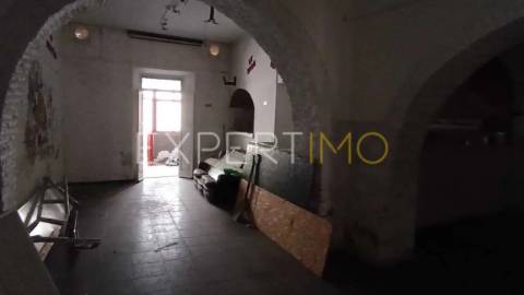 Prédio com estabelecimento comercial + T2+1