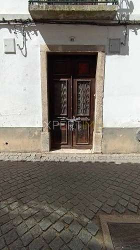 Prédio com estabelecimento comercial + T2+1