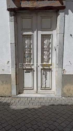 Prédio com estabelecimento comercial + T2+1