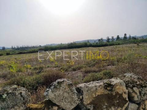 Terreno com acesso pela EN 17 Gouveia-Seia