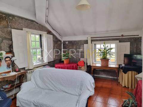 Casa em Granito com grande potencial