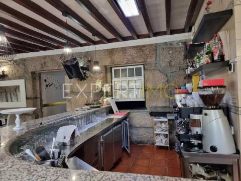 Casa em Granito com grande potencial