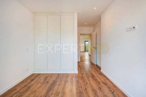 Apartamento T2 NOVO com garagem, arrecadação e piscina