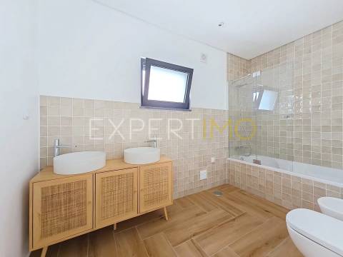 Apartamento T2 NOVO com garagem, arrecadação e piscina