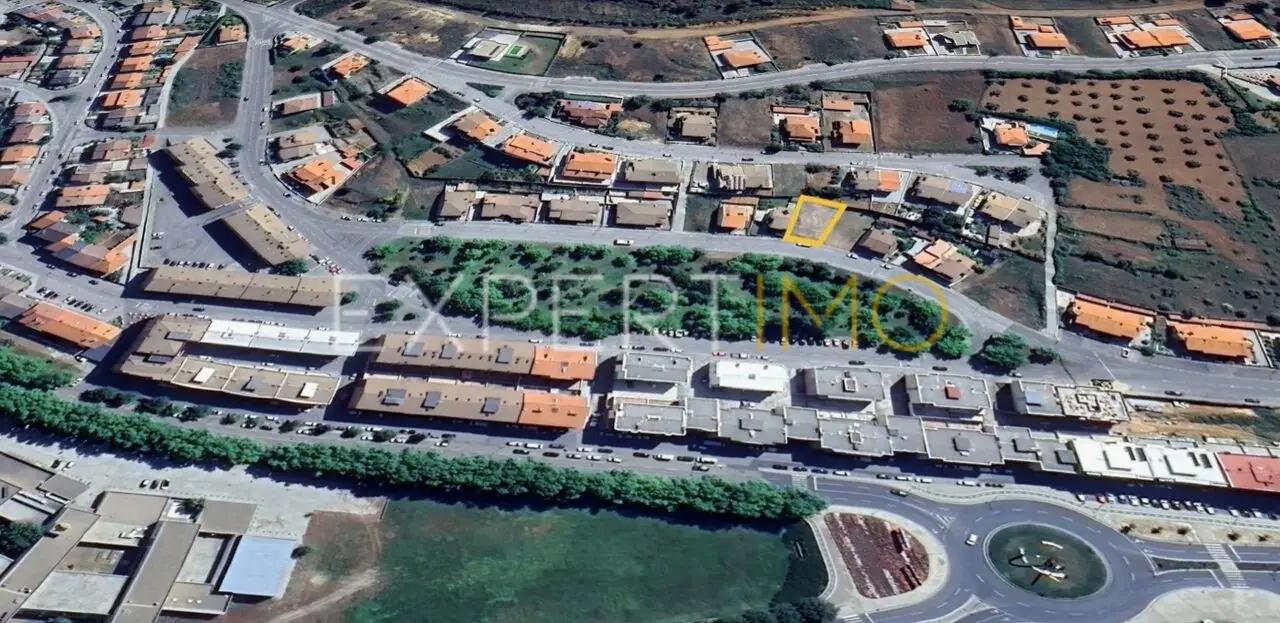 Terreno para Construção de Moradia Geminada - Localização em Zona Residencial - Bragança