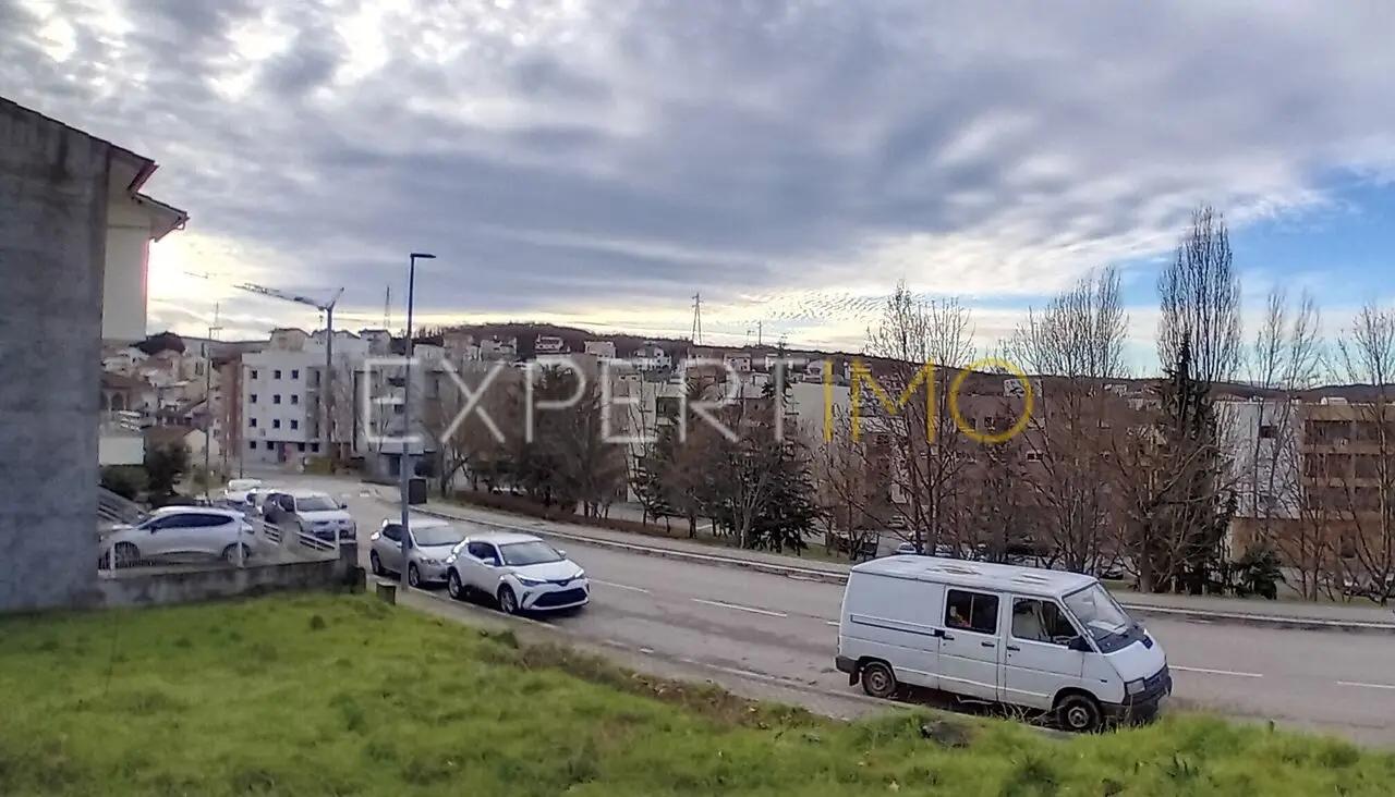 Terreno para Construção de Moradia Geminada - Localização em Zona Residencial - Bragança