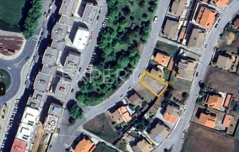 Terreno para Construção de Moradia Geminada - Localização em Zona Residencial - Bragança