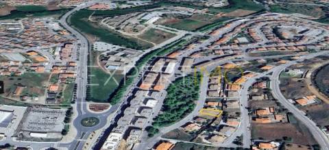 Terreno para Construção de Moradia Geminada - Localização em Zona Residencial - Bragança