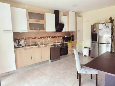 Apartamento T3, com 3 lugares de parqueamento a 10 minutos Lisboa