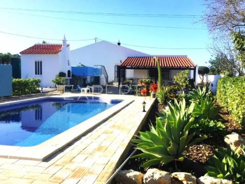 Casa tradicional com piscinas e vistas fantásticas