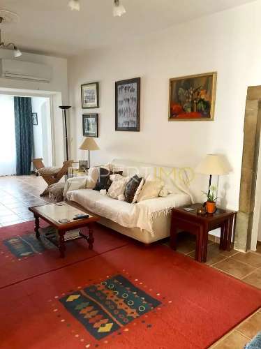 Casa tradicional com piscinas e vistas fantásticas