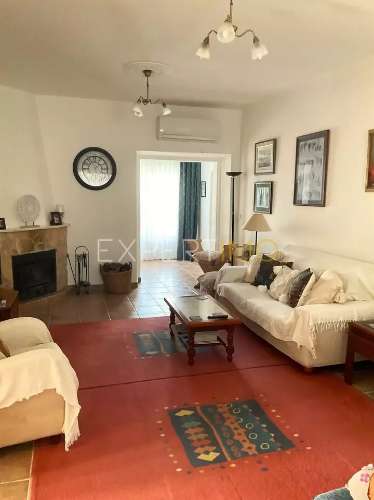 Casa tradicional com piscinas e vistas fantásticas