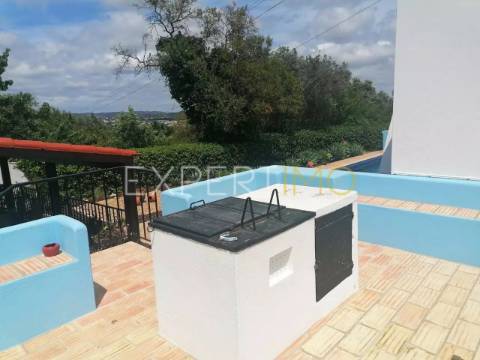 Casa tradicional com piscinas e vistas fantásticas