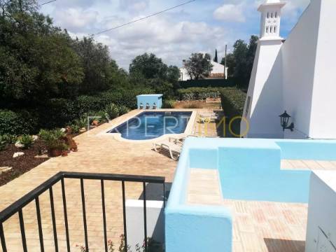 Casa tradicional com piscinas e vistas fantásticas