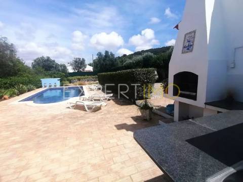 Casa tradicional com piscinas e vistas fantásticas