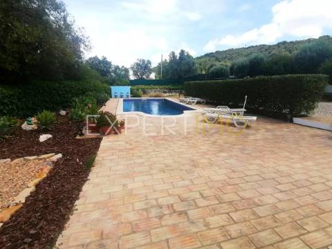 Casa tradicional com piscinas e vistas fantásticas