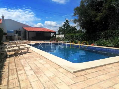 Casa tradicional com piscinas e vistas fantásticas