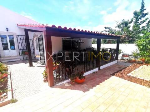 Casa tradicional com piscinas e vistas fantásticas