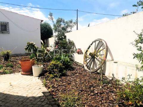 Casa tradicional com piscinas e vistas fantásticas