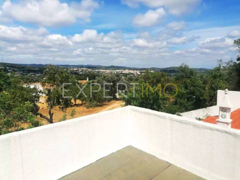 Casa tradicional com piscinas e vistas fantásticas