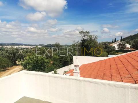 Casa tradicional com piscinas e vistas fantásticas