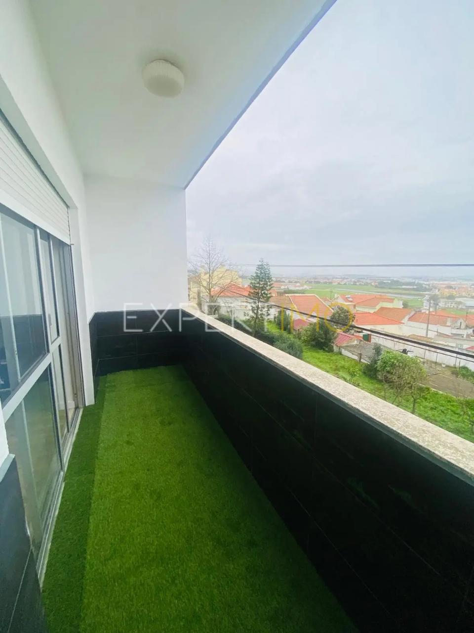 Apartamento T2 Remodelado em Casais da Marmeleira, Carregado