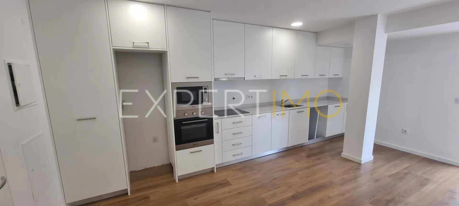 Apartamento T2, Novo, com varanda e garagem dupla