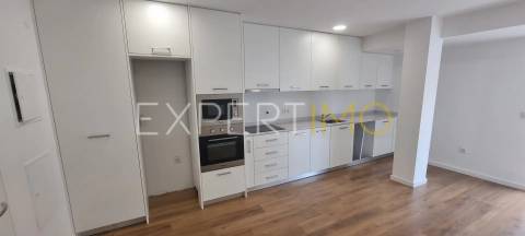 Apartamento T2, Novo, com varanda e garagem dupla