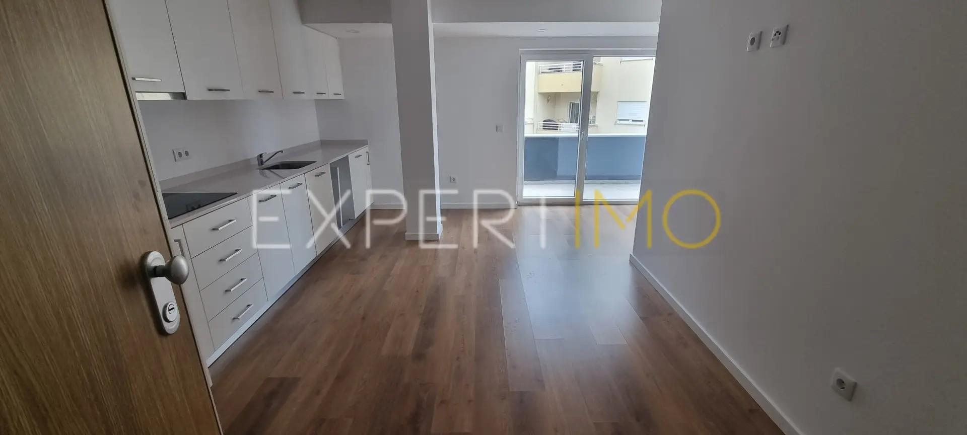 Apartamento T2, Novo, com varanda e garagem dupla