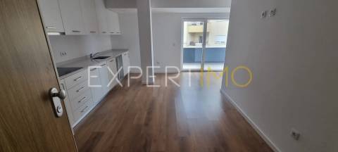 Apartamento T2, Novo, com varanda e garagem dupla