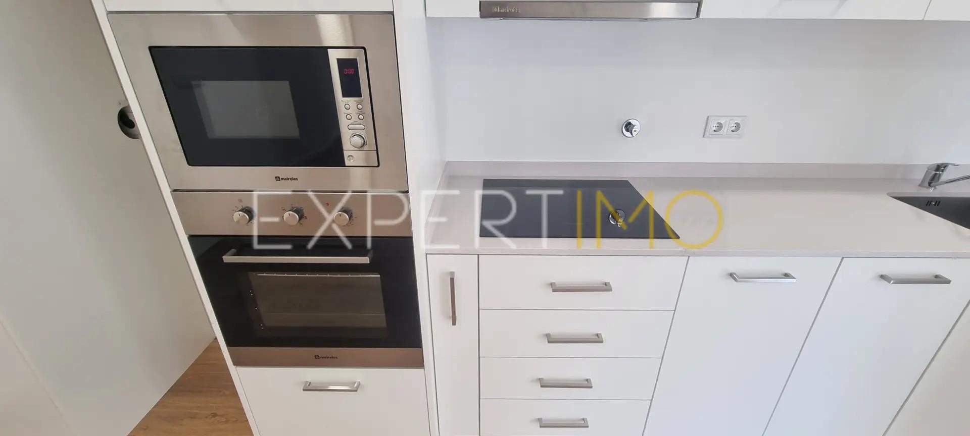 Apartamento T2, Novo, com varanda e garagem dupla