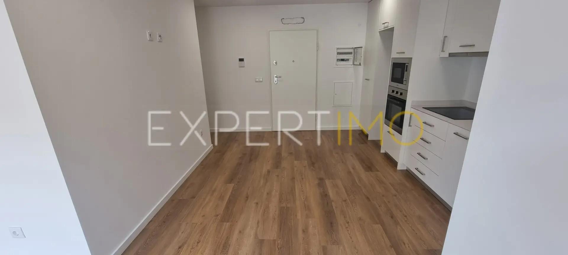 Apartamento T2, Novo, com varanda e garagem dupla