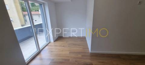 Apartamento T2, Novo, com varanda e garagem dupla